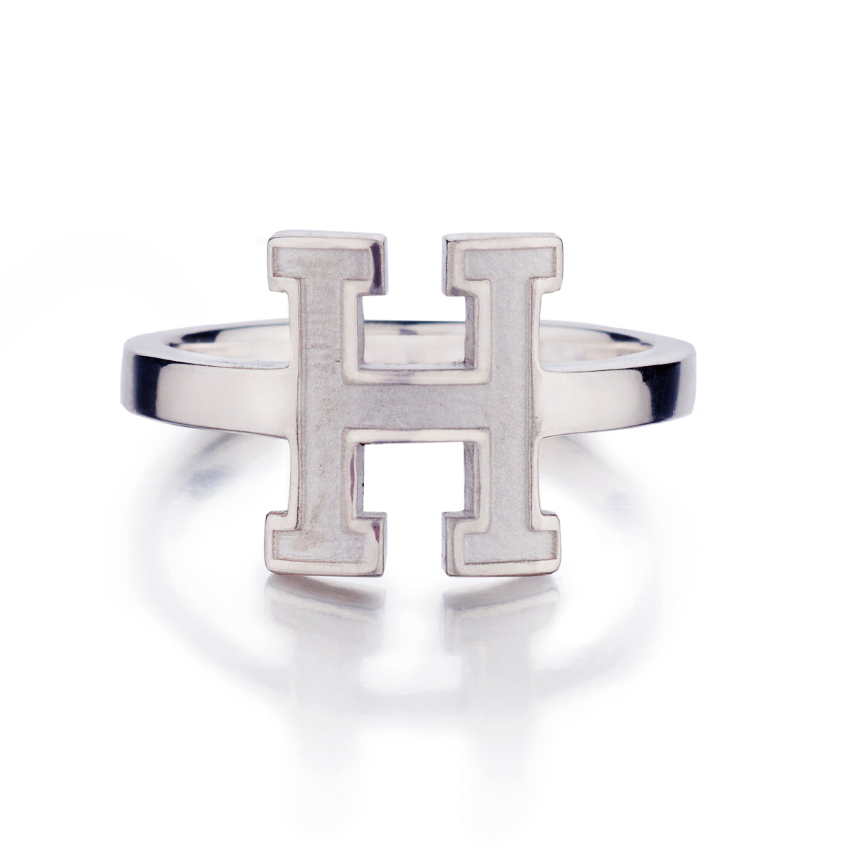 Harvard H Ring in white gold - A captivating tribute to Harvard University